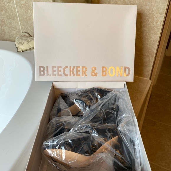NEW IN BOX BLEECKER & BOND SANDALS - Picture 2 of 11